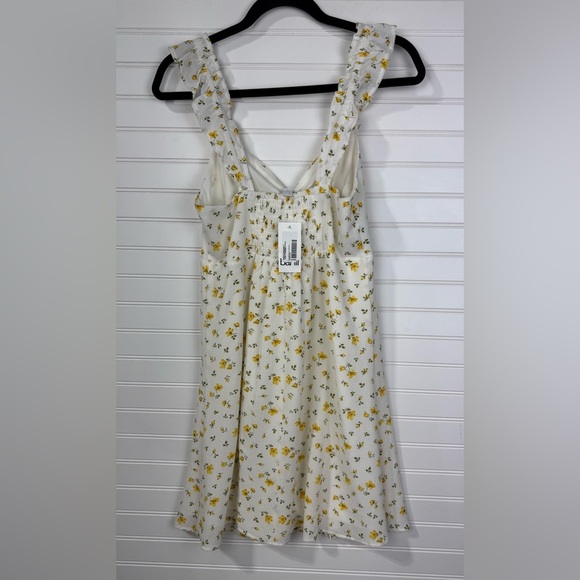 Bar III juniors white and yellow floral mini dress. Size small. NWT - Picture 2 of 3